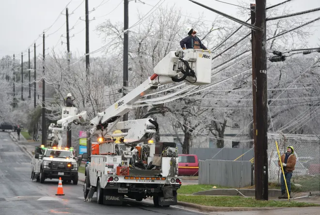 TEXAS ELECTRIC WORKERS TRY TO RESTORE POWER TOR RESIDENTS